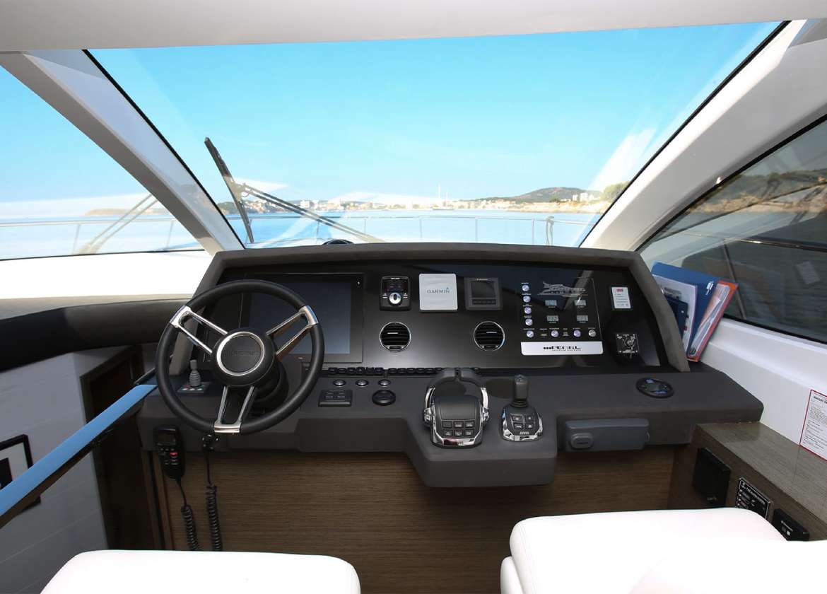  Brücke Motoryacht charter pearl 65 Mallorca