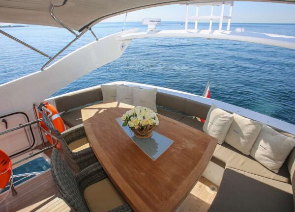 upperdeck motor yacht charter pearl 65 mallorca