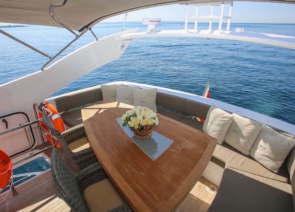 Oberdeck Motoryacht charter pearl 65 Mallorca