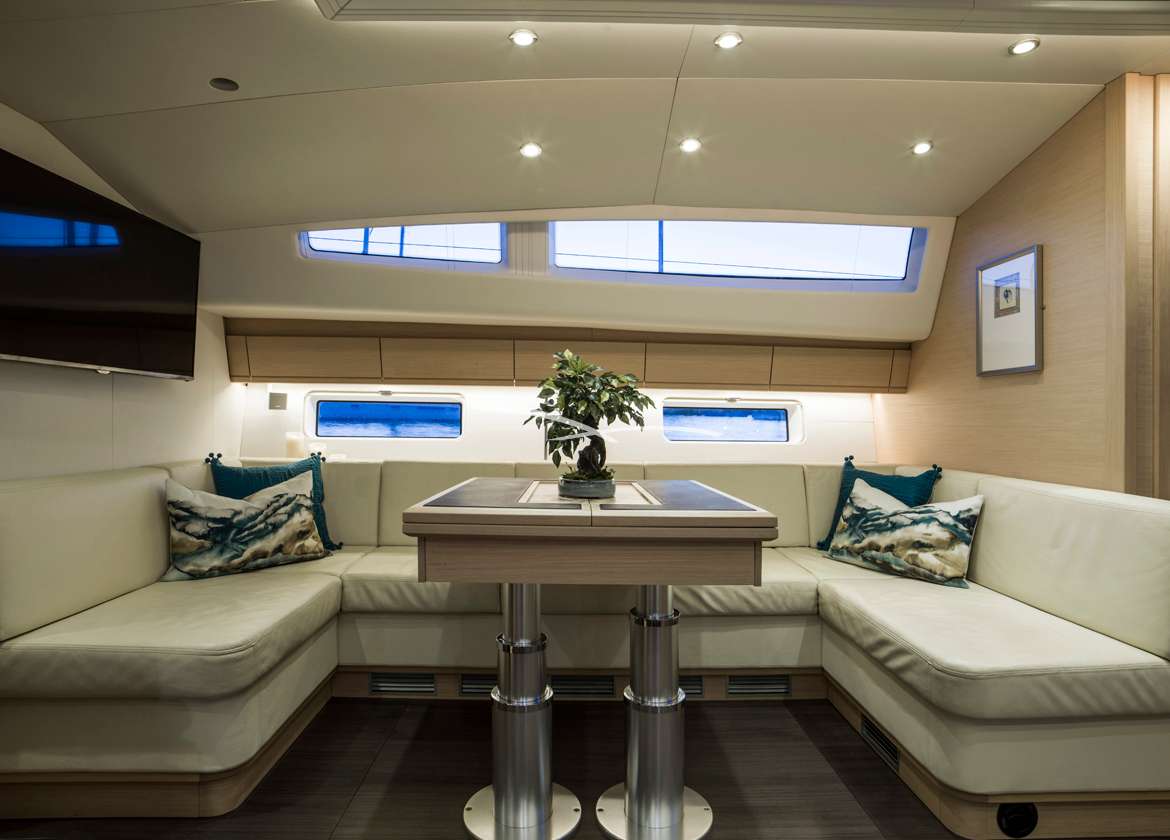 Lounge Segelyacht jeanneau 64 thea of southampton Mallorca