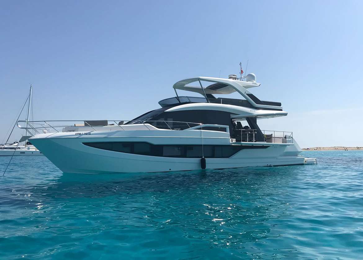 Luxusyacht habana iv charter pure yachting