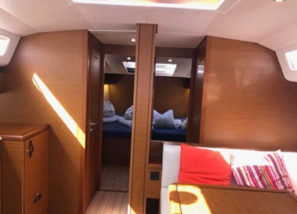 lounge sailing yacht jeanneau 54