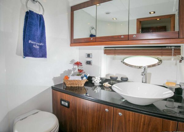 guest bathroom motor yacht sunseeker manhattan 66 mediterrani