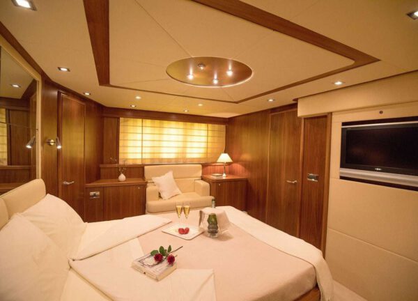 master cabin motor yacht sunseeker manhattan 66 mediterrani