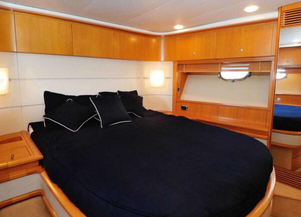vip cabin motor yacht charter baia azzurra 63