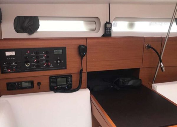 salon sailing yacht sun odyssey 419