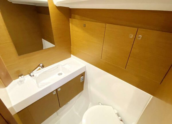 bathroom jeanneau sun odyssey 519