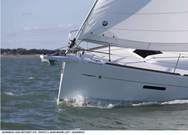 bow sailing yacht jeanneau 419 mallorca charter