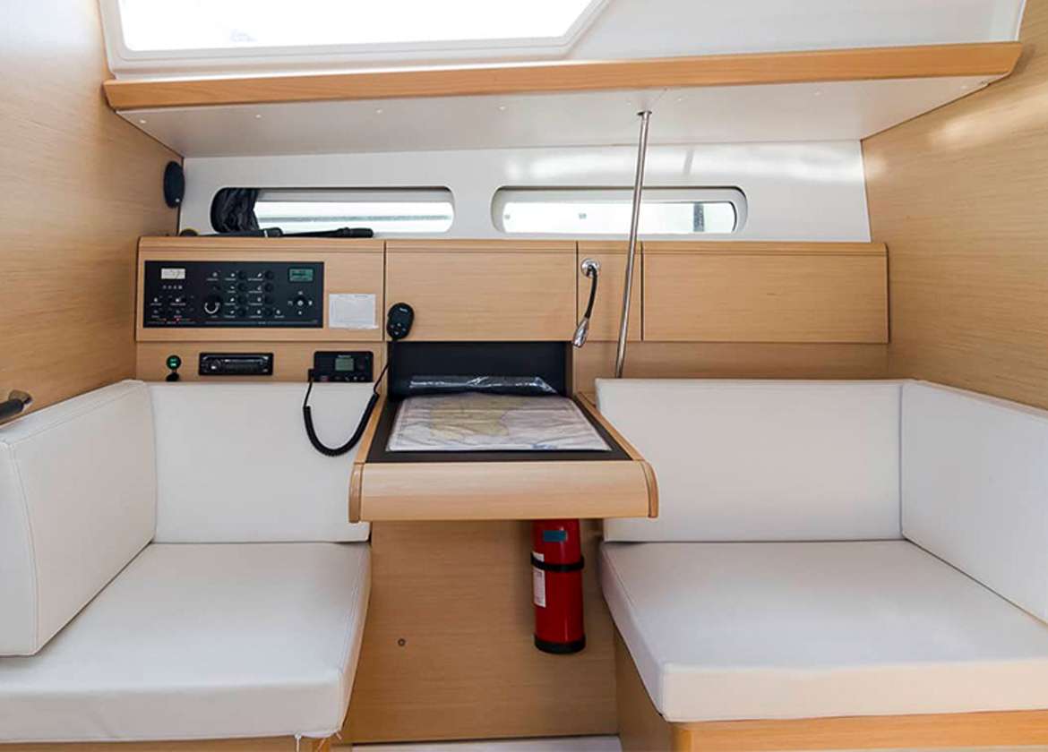 lounge sailing yacht jeanneau 419
