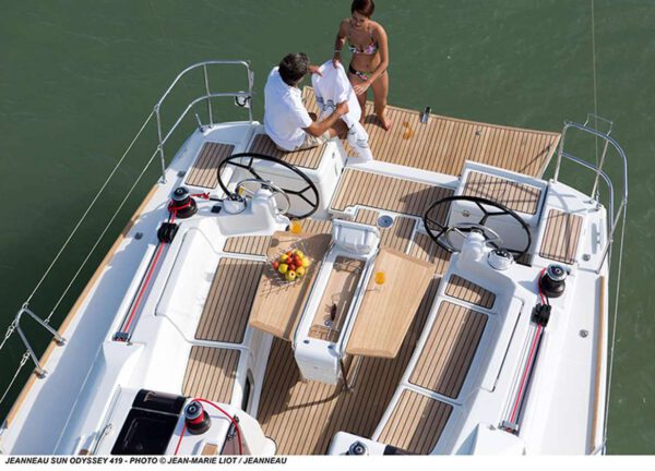 rear sailing yacht jeanneau 419 charter