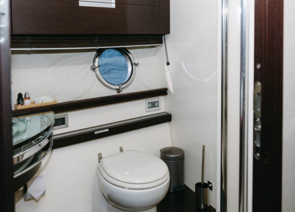 yacht charter azimut86S bathroom