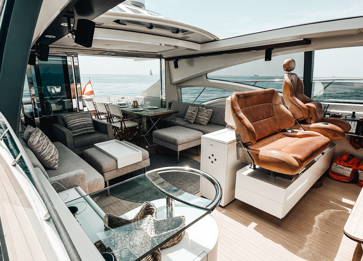 yacht charter azimut86S interior