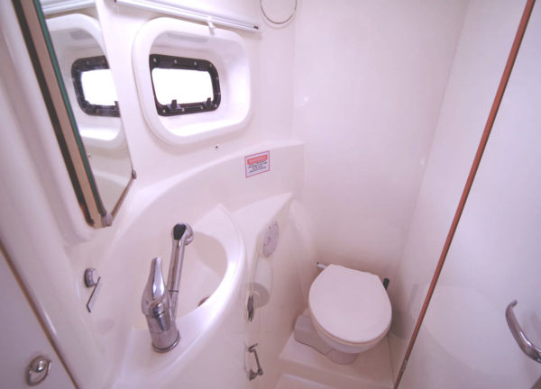 bathroom catamaran leopard 444 mallorca charter