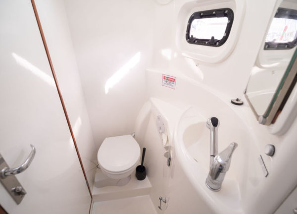 catamaran leopard 444 bathroom