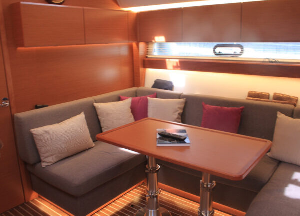 lounge motor yacht bavaria 450 sport chater