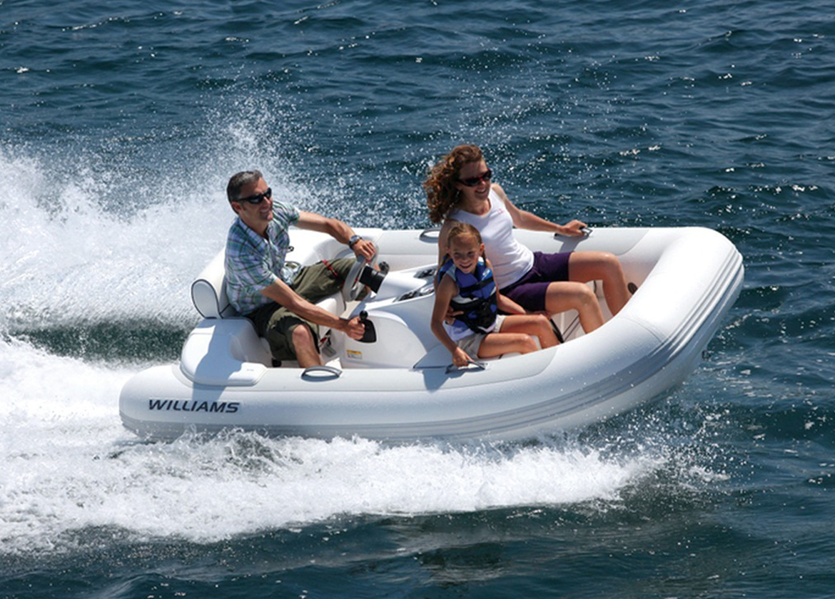 family in motor boat Mallorca