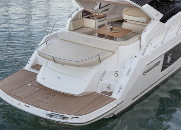 charter yacht cranchi m44ht lounge