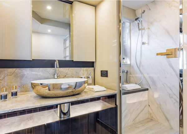 charter yacht absolute62fly bathroom