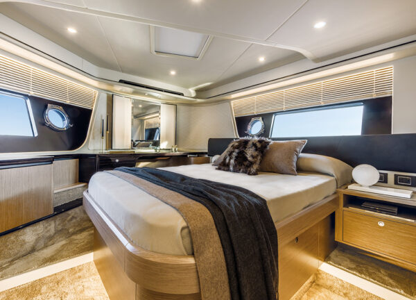 charter yacht absolute62fly master