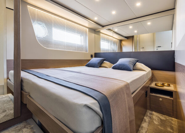 charter yacht absolute62fly vip cabin