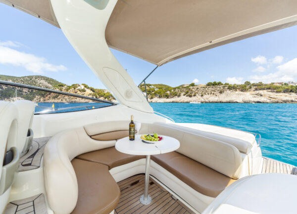 yacht charter cranchi 41 gin tonic dining