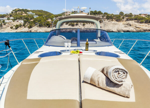 yacht charter cranchi 41 gin tonic sunloungers