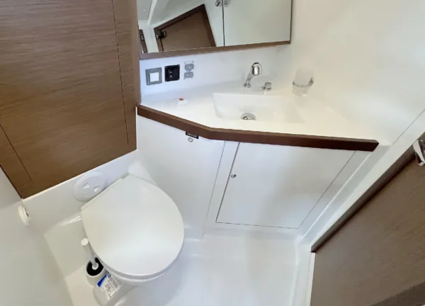 sailing yacht oceanis 46.1 sophia bathroom