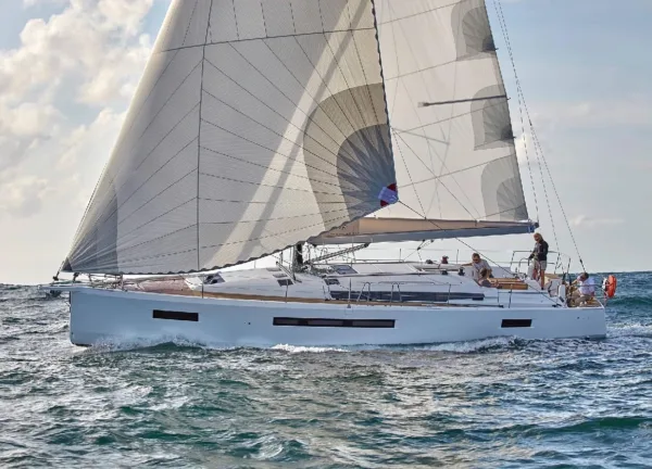 Jeanneau sun odyssey 490 sailing balearics