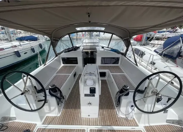 jeanneau sun odyssey 440 cockpit