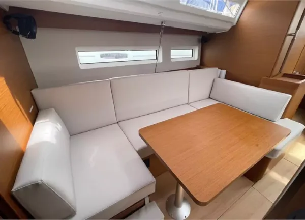 jeanneau sun odyssey 440 dininig