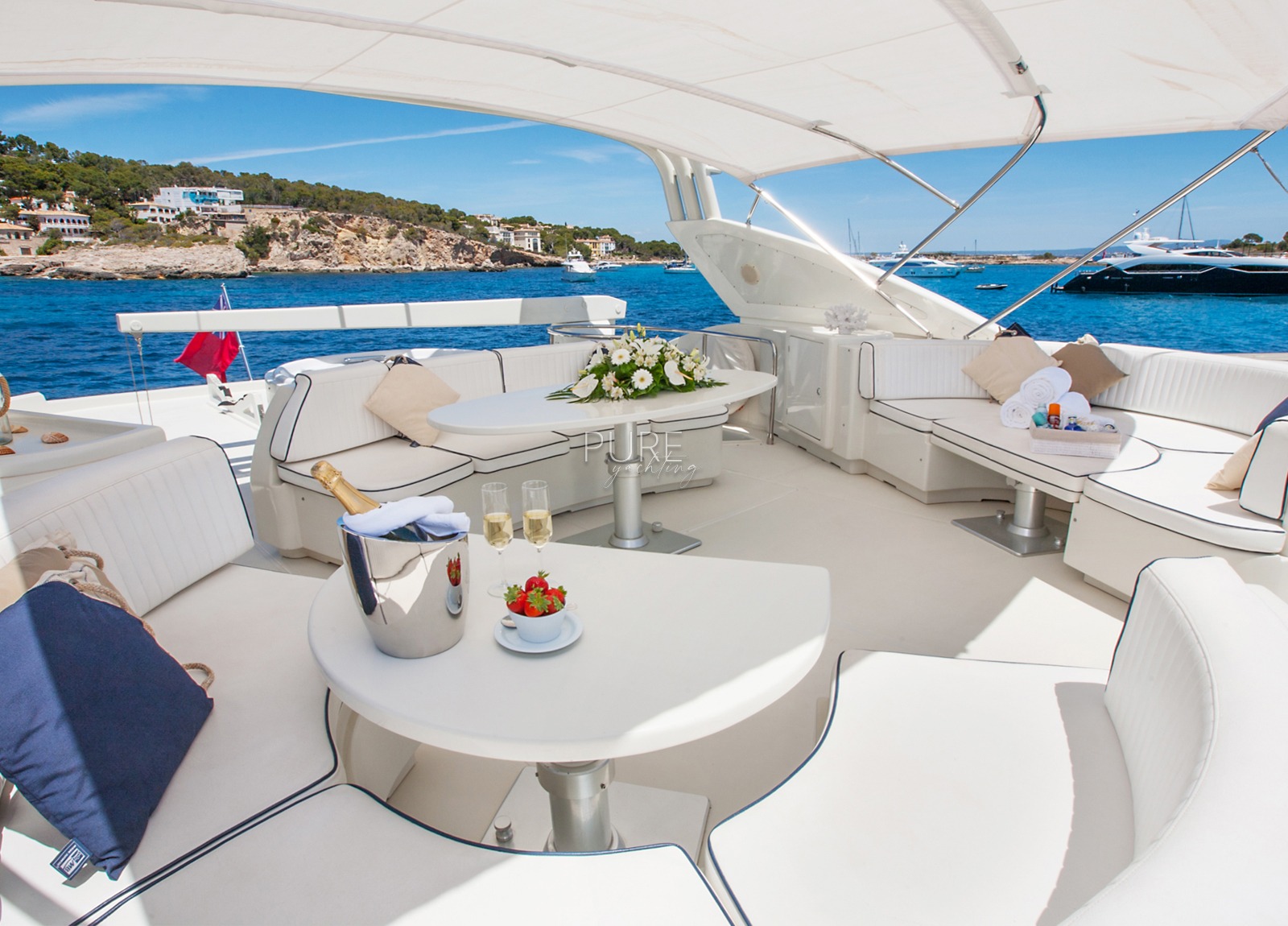 oberdeck sitzgruppe luxusyacht mochi craft 85 balearic islands