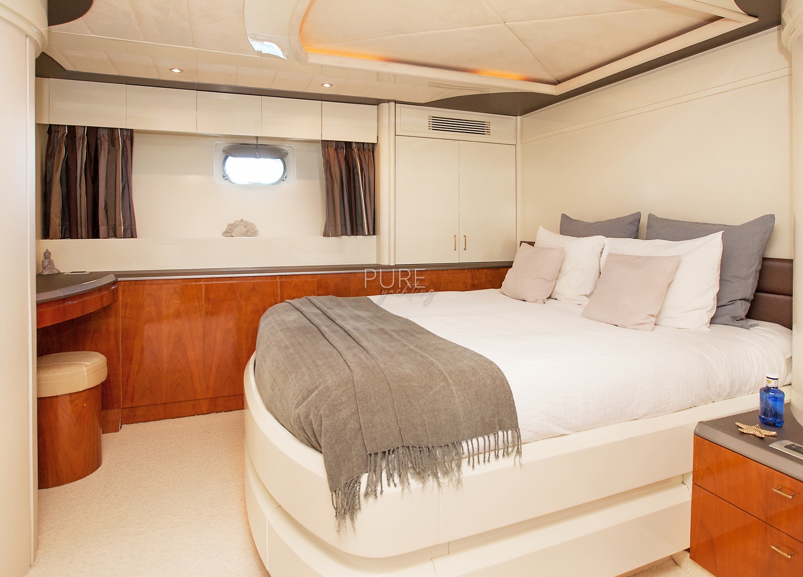 vip cabin luxury yacht mochi craft 85 balearic islands