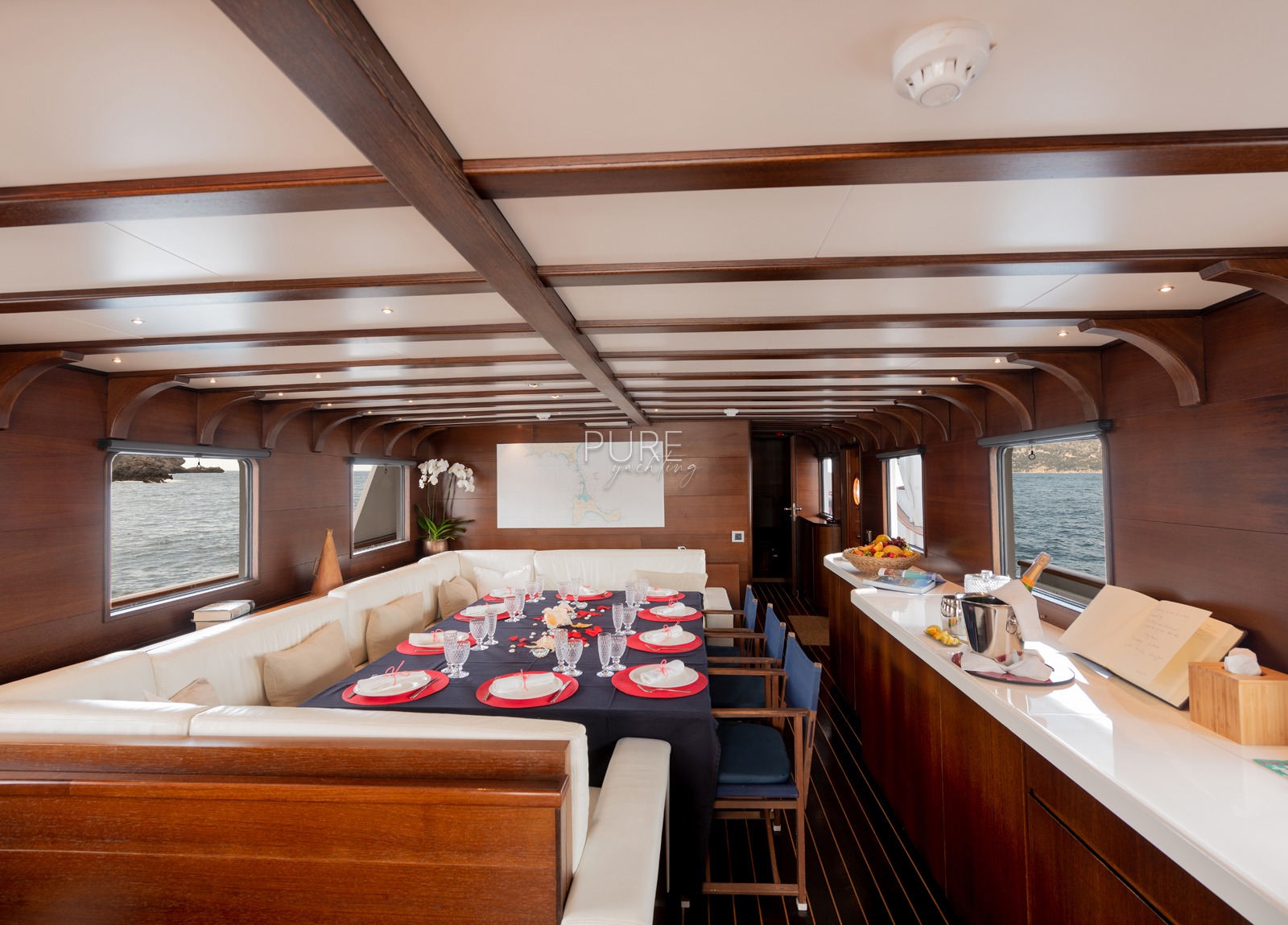 lounge luxury yacht navetta 31 charter