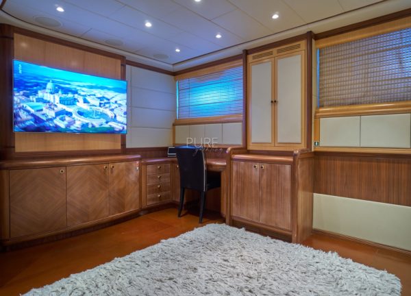 mastercabin luxury yacht mangusta 130 shane