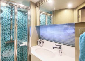 bathroom-luxury-yacht-sunseeker-75-balearic-islands