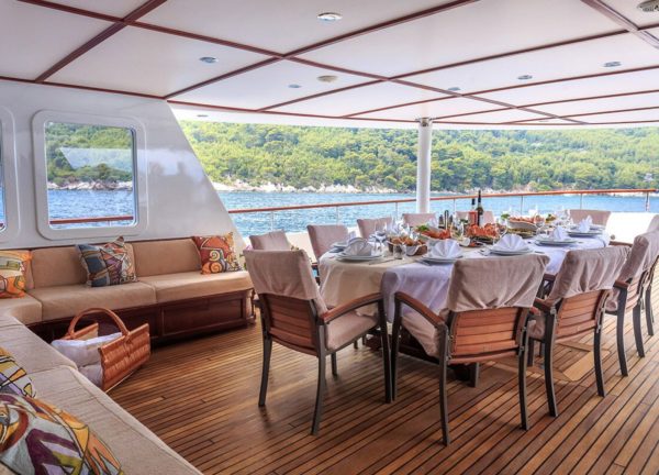 upperdeck seating luxury yacht donna del mare