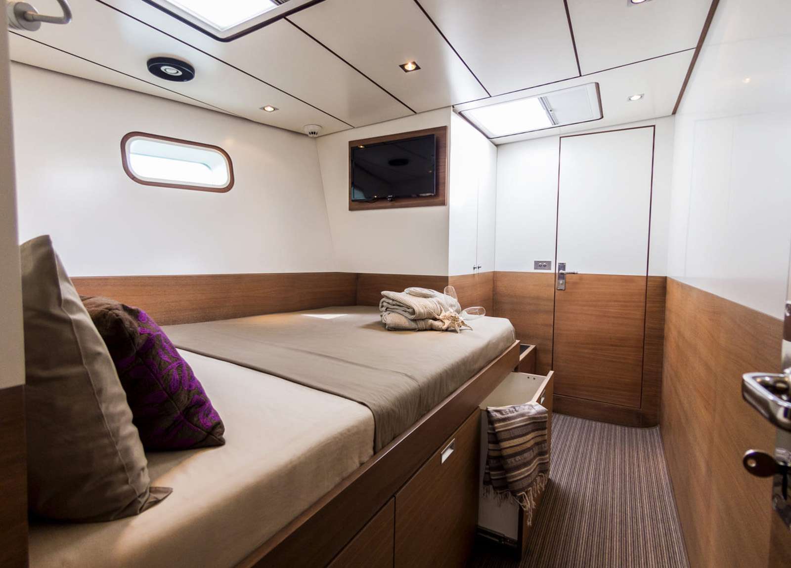 cabin luxury sailing yacht trehard 30m aizu charter