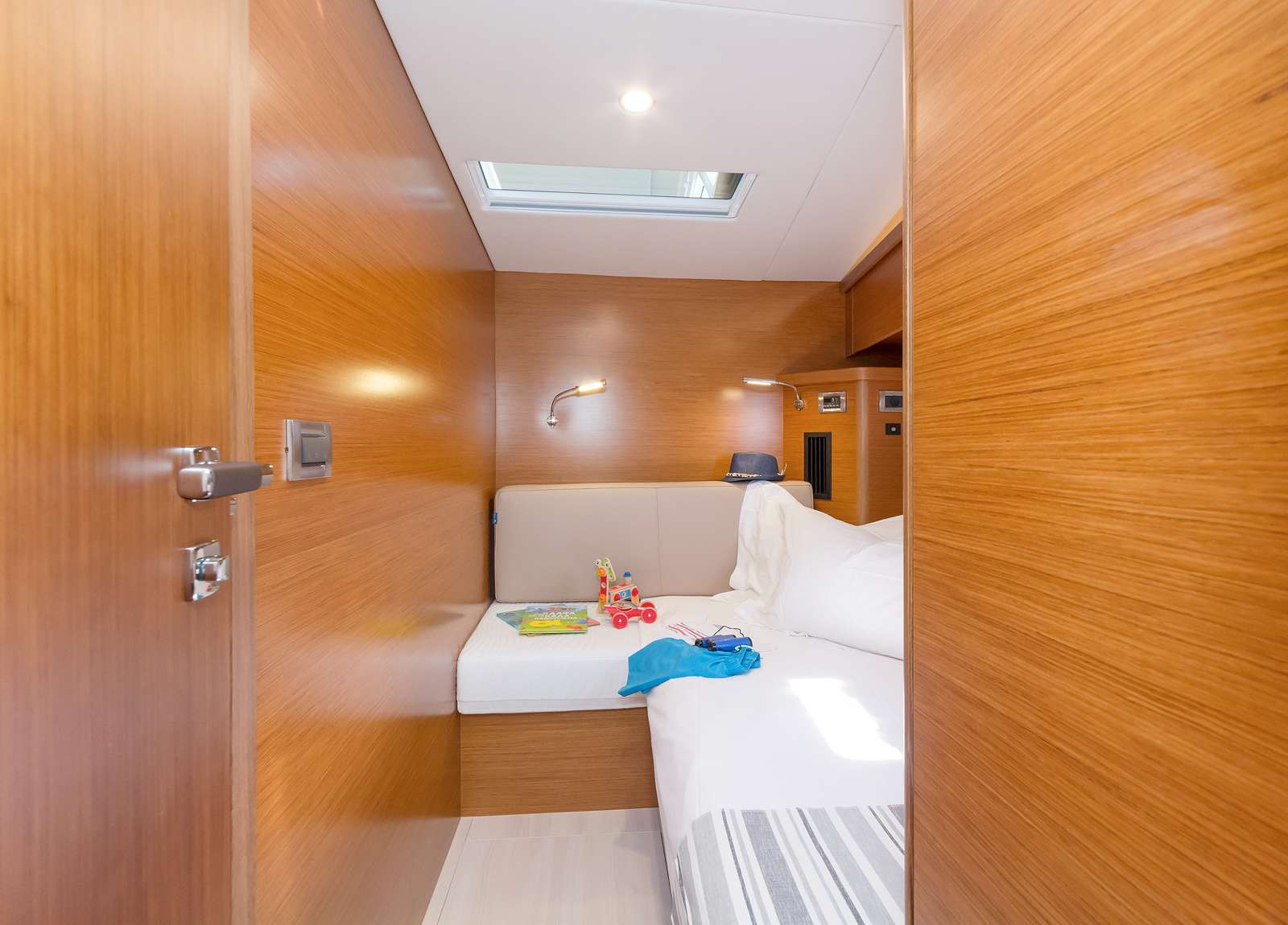 cabin luxury yacht hanse 675 nadamas