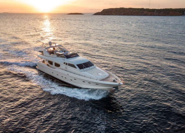 luxury yacht possilipo 80 pareaki