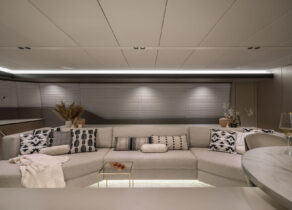 lounge-luxury-catamaran-charter-sunreef-70-yolo