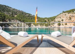 sunchairs-luxury-yacht-pearl-tomi-western-mediterranean