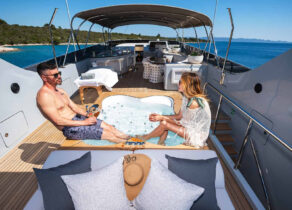 charter-yacht-admiral-35-anavi-jacuzzi