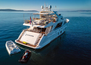 charter-yacht-benetti-delfino-93-ocean-drive-rear