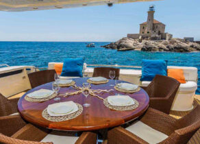 charter-yacht-ferretti-880-katariina-outdoor-dining