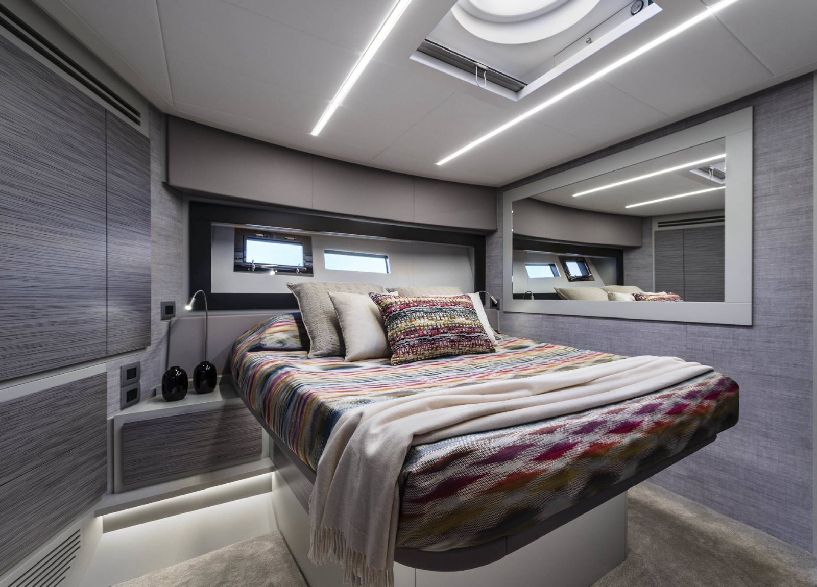 charter yacht pershing 6x saints vip cabin