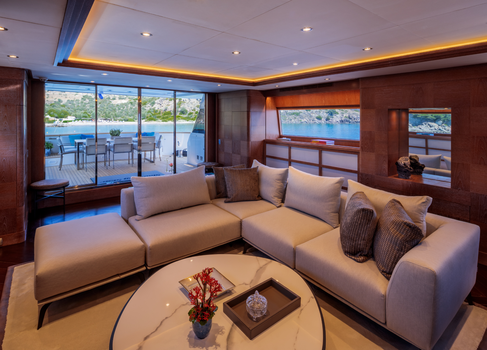 charter yacht cantieri di pisa akhir 100 shooting star lounge