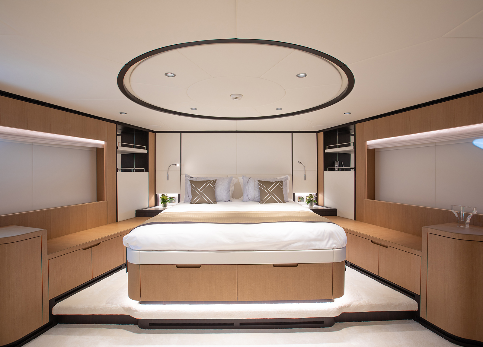 charter yacht majesty 120 olivia vip cabin