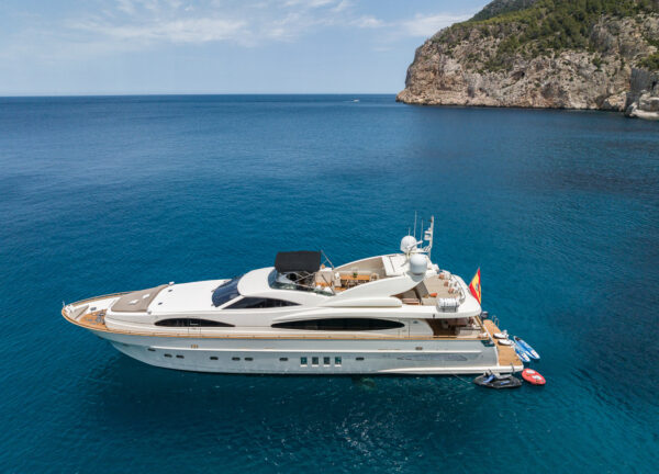 astondoa 102 glx b4 yacht charter