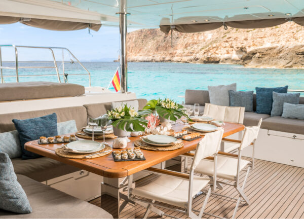 lagoon 630 seek exterior dining