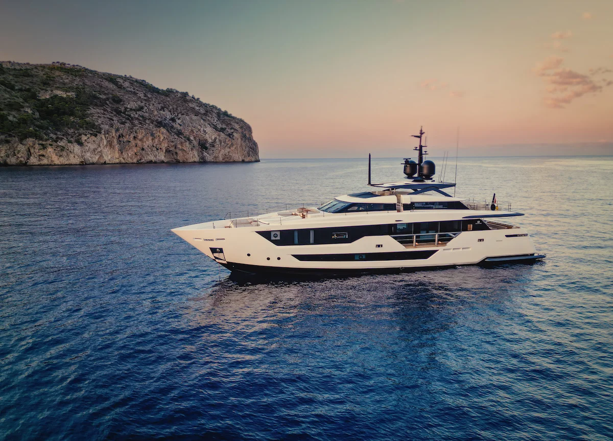 luxury-yacht-custom-line-alvium-charter